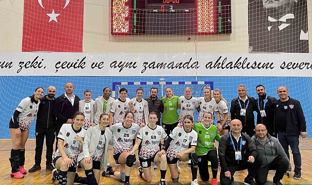 Konyaaltı Belediye Spor Kulübü Kadın Hentbol Takımı dolu dizgin