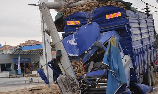 Konya'da kamyonet ile kamyon çarpıştı; 1'i ağır 2 yaralı