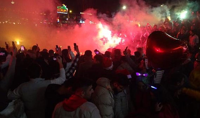 Konya'da sokakta yeni yıl kutlaması