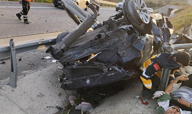 Lastiği patlayan otomobil bariyerlere çarptı; 1 ölü, 3 yaralı