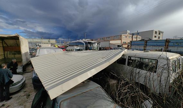Lodos saç çatıyı yediemin otoparkına uçurdu; 3 araç zarar gördü