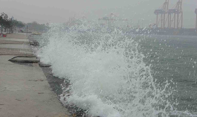 Mersin'de yağışlı hava etkili olmaya başladı, Akdeniz'de hortum çıktı