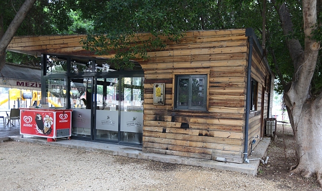 Mezitli Belediyesi Gönüllü Evinin ahşap duvarı yakıldı