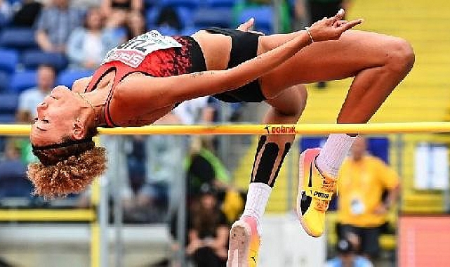Milli Atlet Buse Savaşkan, 1.91 m atlayarak salon Türkiye rekorunu kırdı