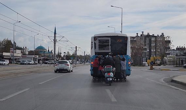 Otobüse tutunan patenli çocuklara 'tekmeli' uyarı