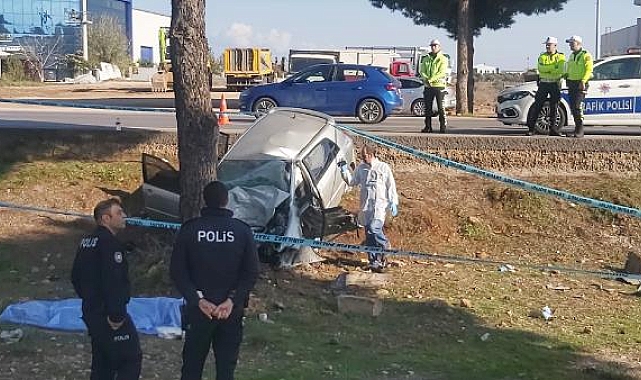 Otomobil ağaca çarptı; 17 yaşındaki sürücüsü öldü, 8 yaşındaki kardeşi yaralı