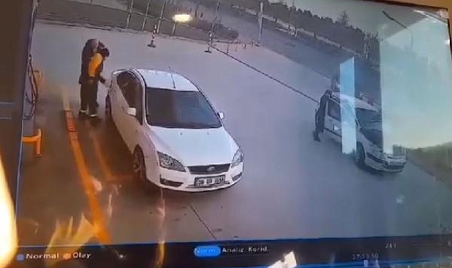 Otomobil akaryakıt istasyonunda 2 araca ve 1 kişiye çarptı; kaza kamerada