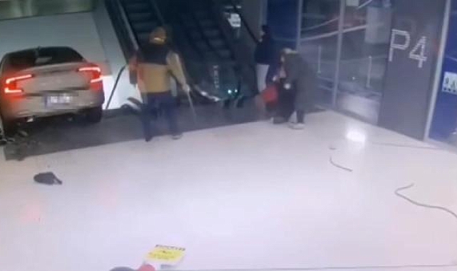 Otomobil avm nin yürüyen merdivenine daldı