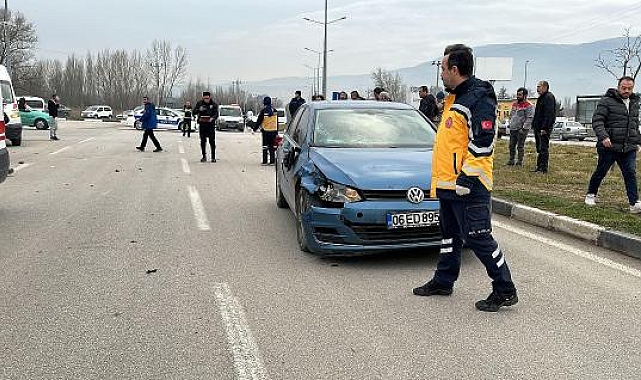 Otomobil ile çarpışan elektrikli bisikletteki anne- oğul yaralandı