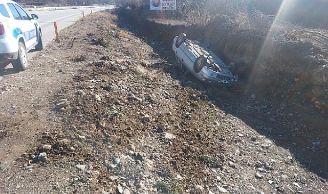 Otomobil takla atıp sulama kanalına devrildi: 3 yaralı