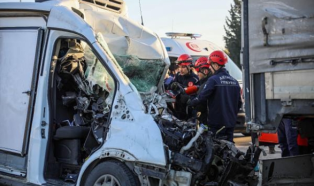 Park halindeki TIR'a çarpan minibüsün sürücüsü öldü