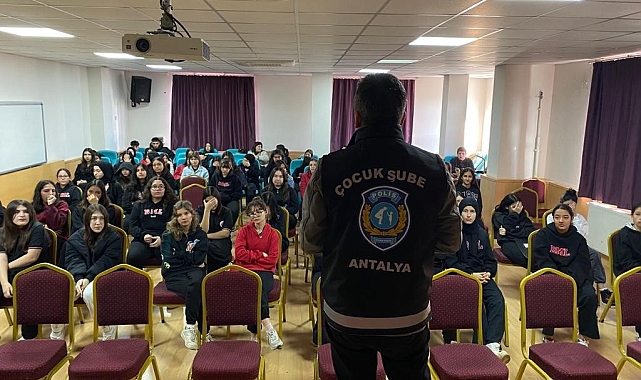 Polisler, &#039;Güvenli Okullar&#039; için öğretmen ve öğrencilere seminer verdi