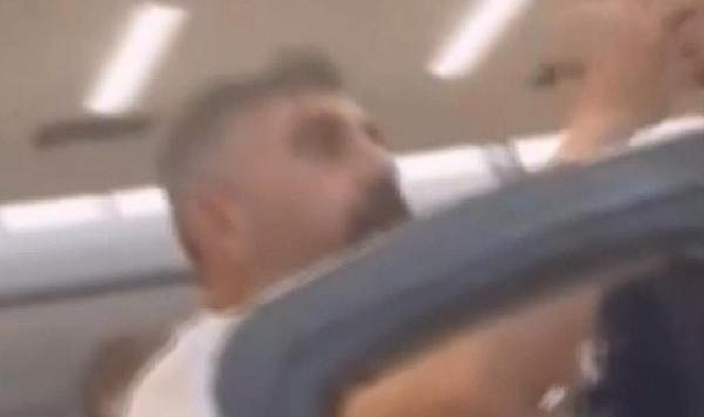 Sabiha Gökçen Havalimanı'nda uçak kapısını karıştıran yolcu görevlilerle tartıştı 