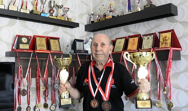 Şampiyon masa tenisçisi, 87 yaşında raket sallıyor