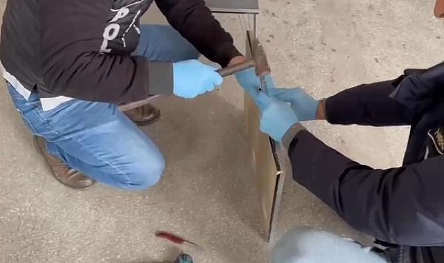 Sehpalardan 2 kilo uyuşturucu çıktı