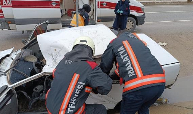 Su tahliye kanalına devrilen otomobilin sürücüsü yaralandı