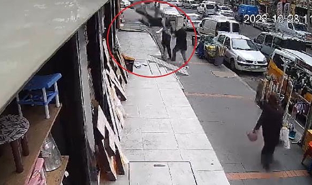 Tabela asarken düşünce ağır yaralandı; o anlar kamerada
