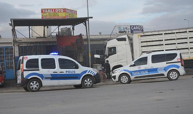 Tamir ettiği TIR'ın altında kalan usta öldü