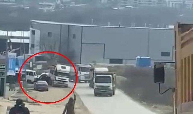 Tamir sırasında geri hareket eden kamyon, park halindeki hafif ticari araca çarptı