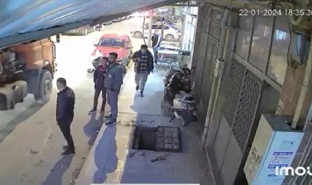 Telefona bakarak yürürken rögara düştü