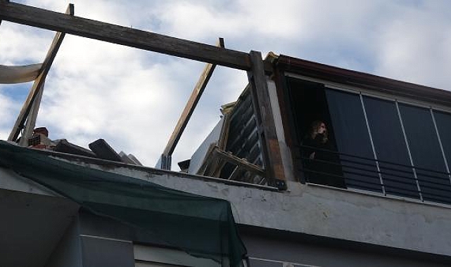 Teras katında tadilat yaparken, ahşap çatı üzerine devrildi