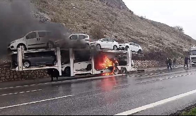 TIR alev aldı, dorsedeki 6 otomobil kullanılamaz hale geldi
