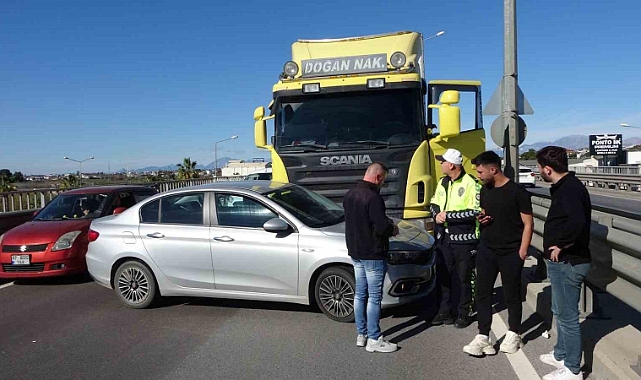 Tır çarptığı otomobili önünde sürükledi, şans eseri kimse yaralanmadı