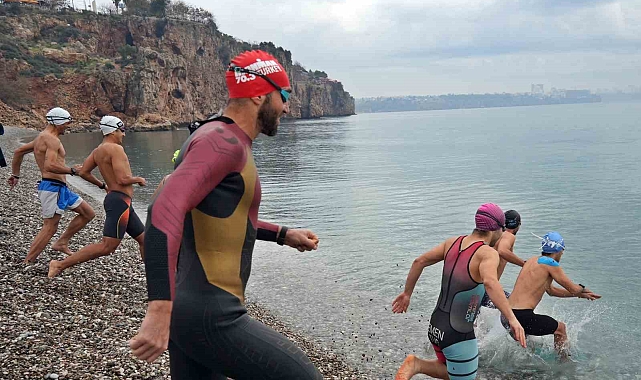 Triatloncular deniz kirliliğine 'dur' demek için denize girdiler
