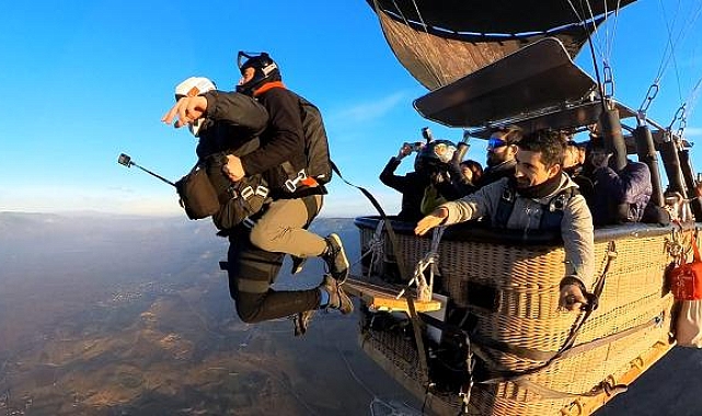 Uçak yerine sıcak hava balonlarından atlayış yaptılar