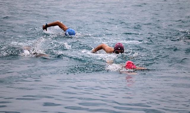 Yılın ilk günü deniz kirliliğine dikkat çekmek için yüzdüler