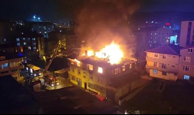 2 katlı binanın çatı katı alev alev yandı
