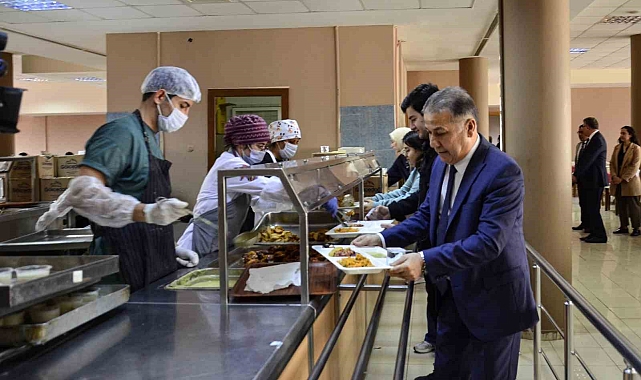 3 çeşit yemek 14 TL: Menüyü bu kez öğrenciler belirledi, rektör de eşlik etti