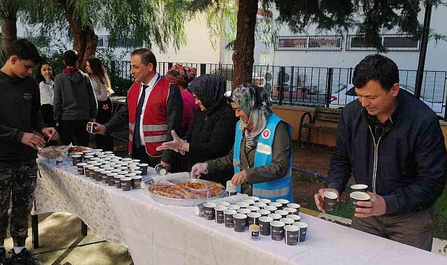 6 Şubat depreminde hayatını kaybeden vatandaşlar anısına lokma dağıtıldı