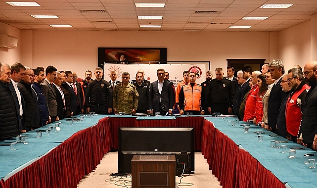 6 Şubat depreminde hayatını kaybedenler Isparta'da 04.17'de anıldı