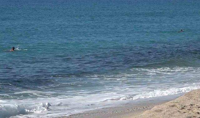 Alanya'da güzel havayı fırsat bilen turistler deniz kenarına koştu