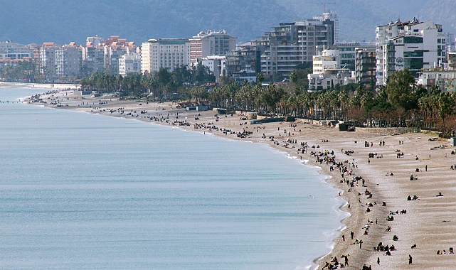 Antalya'da güneşi havada sahil doldu