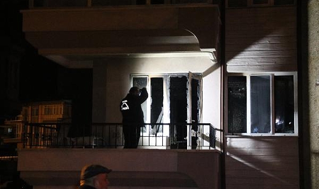 Apartmanın giriş katında yangın; 10 kişi dumandan etkilendi