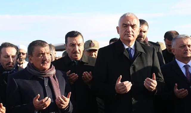 Bakan Ersoy, depremde yaşamını yitirenlerin mezarlarına karanfil bıraktı