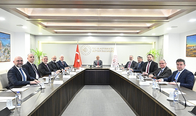 Bakan Uraloğlu, Türkiye Özel Sektör Havacılık İşletmeleri Derneği'ni ağırladı