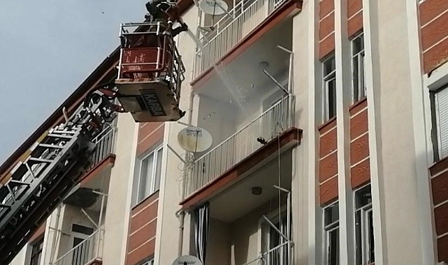 Balkona bırakılan soba kovası yangına sebep oldu