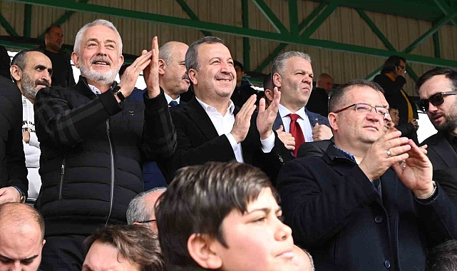 Başkan Başdeğirmen taraftara forma hediye etti