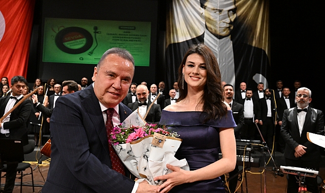 Başkan Böcek “Sevda Türküleri” konserini izledi