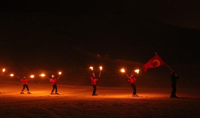 Bitlis'te Kar Festivali ve Meşaleli Kayak gösterilerine ilgi yoğun oldu