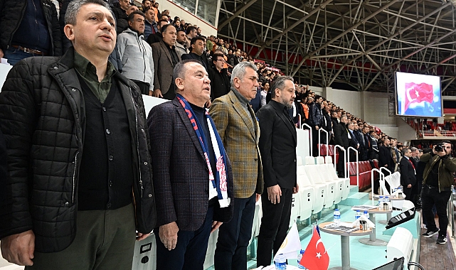 Böcek maçı tribünden takip etti