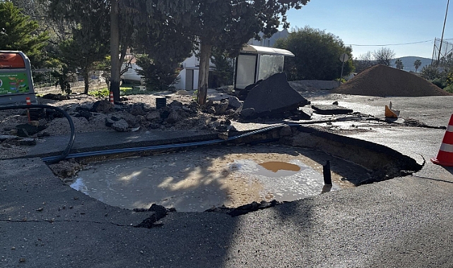 Bodrum'da ana isale hattı patladı; evi su bastı, yolda çukur oluştu