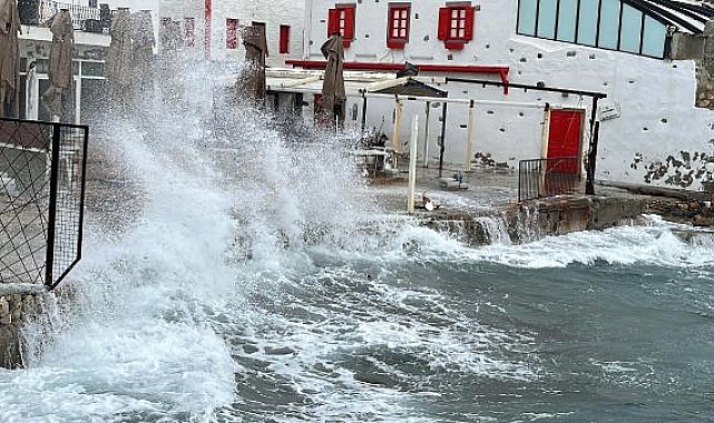 Bodrum'da kuvvetli fırtına; dalgaların boyu 3 metreyi aştı