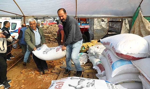 Büyükşehir 2 bin 403 personelle afetzedelere yardım ediyor