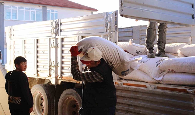 Büyükşehirden, 68 üreticiye 2061 çuval daha süt yemi desteği