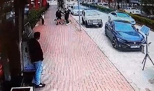 Çaldığı köpeğin sahibine ve polise bıçak çekti
