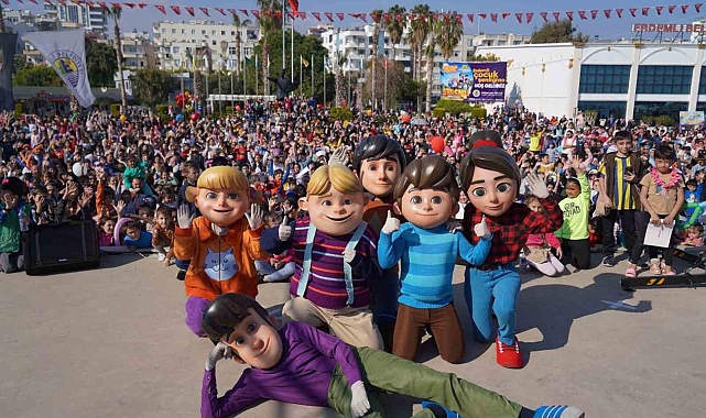 Çocuklar şenlikte 'Rafadan Tayfa Müzikali' ile doyasıya eğlendi